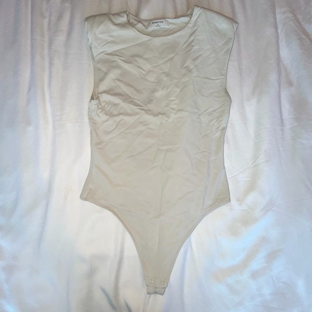 Aritzia Babaton Contour Shoulder Pad Bodysuit Matte Pearl - Size M